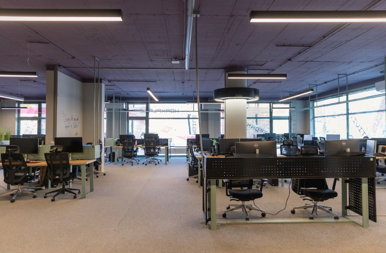Dedicated Desk — Rruga B, view 4