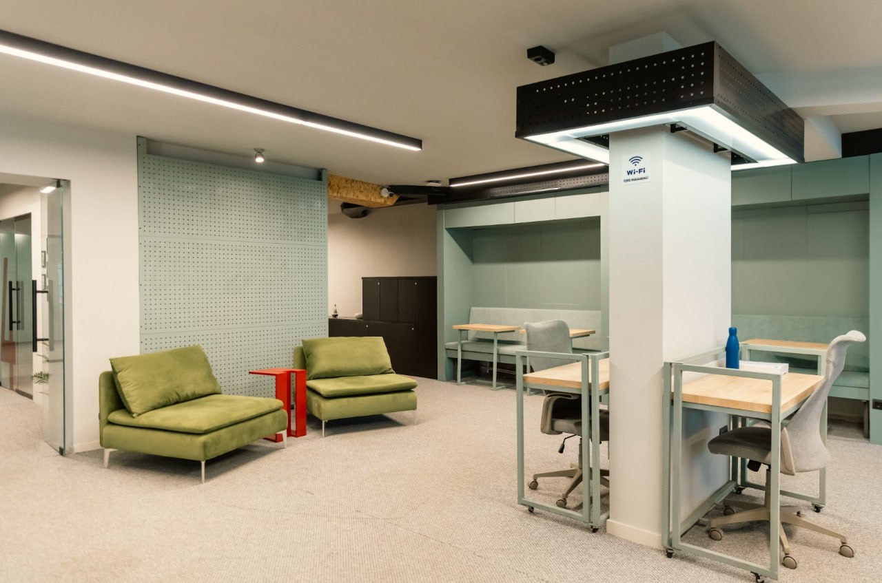 Hot Desk — Rruga B, view 1
